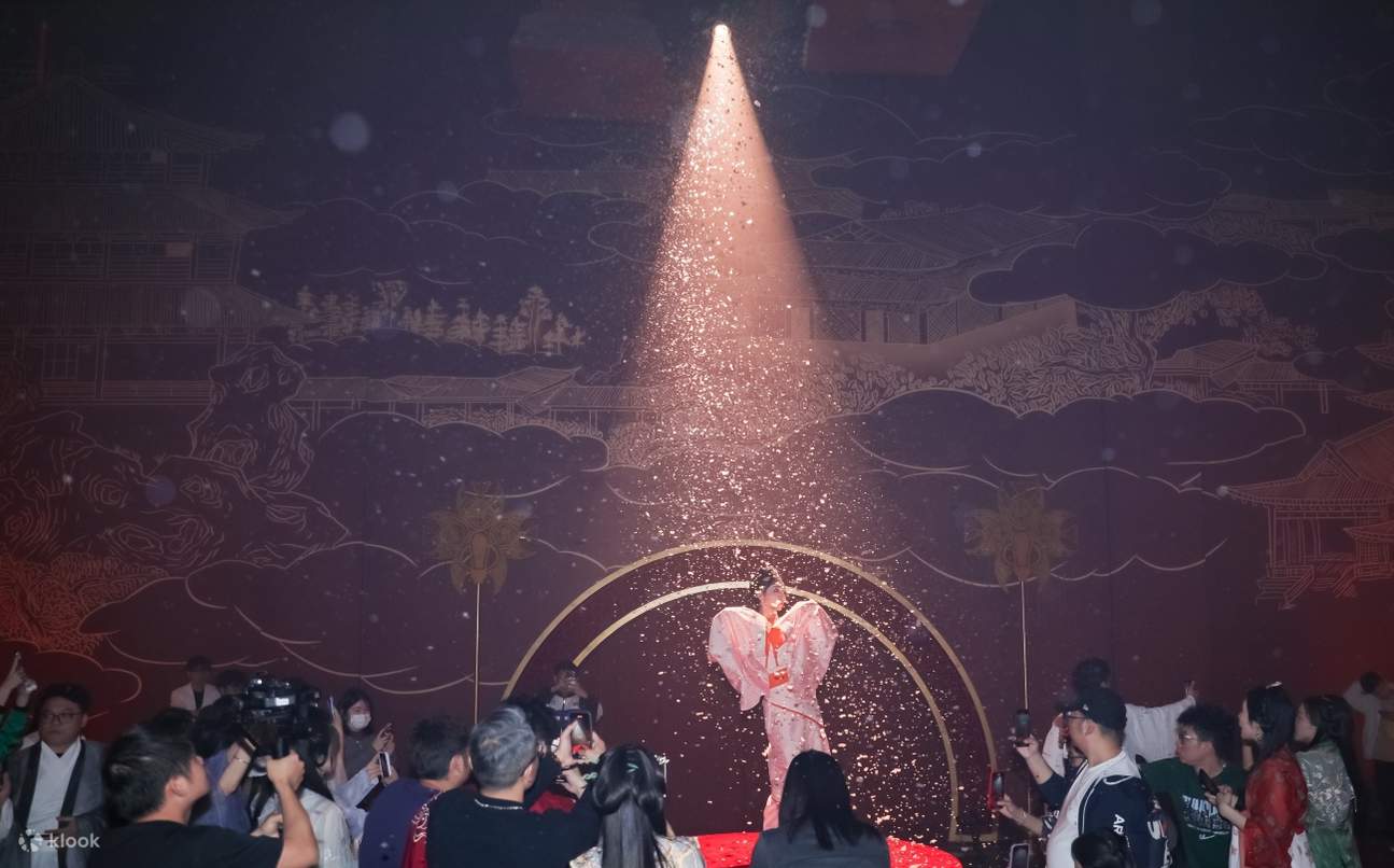 Nhiều NPC di chuyển trong triển lãm, mỗi NPC có một danh tính và cốt truyện riêng. Du khách có thể tương tác với họ để kích hoạt các tình tiết ẩn và nhận được những bất ngờ thú vị, điều này giúp tăng đáng kể cảm giác tham gia và mong muốn khám phá, tạo nê